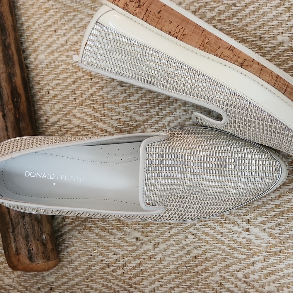 NEW Donald Pliner NEW beaded size 10 white/silver